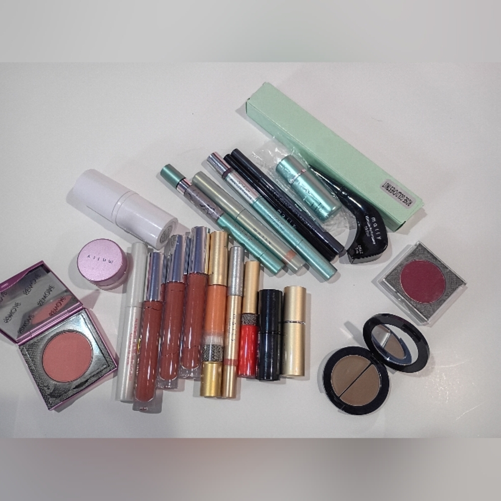 Mally Beauty Makeup Bundle Lipsticks Eyeshadow‎ Eyeliner Set
